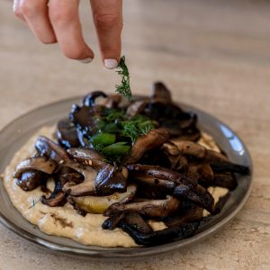 Garlic hummus with grilled mushrooms
